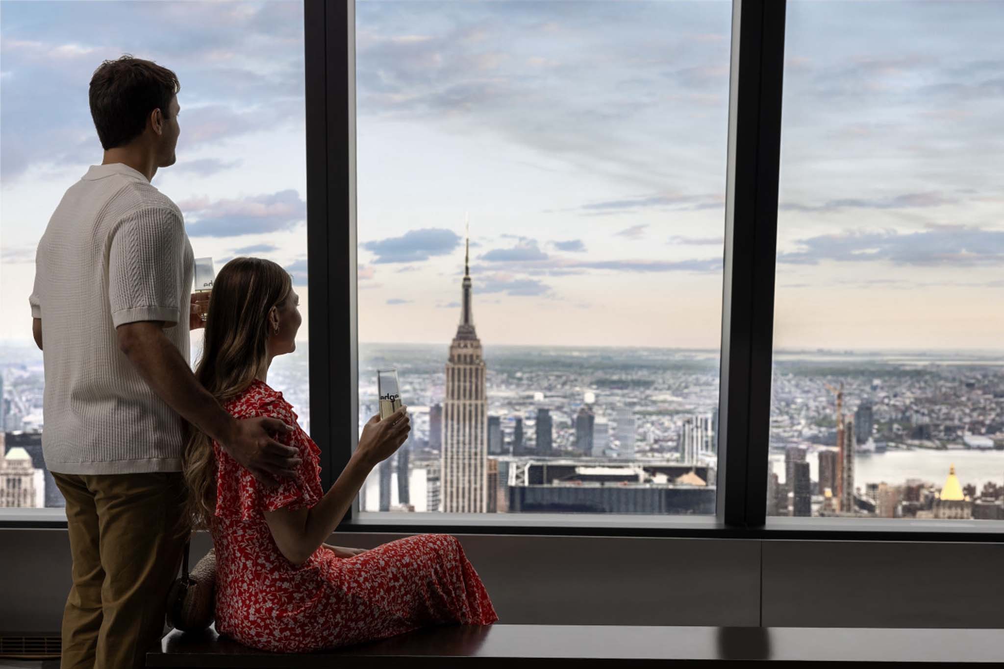 Edge NYC - Erleben Sie atemberaubende Ausblicke vom Edge bei Hudson Yards, dem höchsten Freiluft-Sky-Deck in der westlichen Hemisphäre. 100 Stockwerke über Manhattan gelegen, bietet Edge Panoramablicke auf die Stadt, einen aufregenden Glasboden und schräg verlaufende Glaswände. Erfassen Sie atemberaubende Aussichten auf ikonische Wahrzeichen wie das Empire State Building und den Central Park. Perfekt für Abenteuerlustige und Stadtliebhaber gleichermaßen, bietet Edge ein unvergessliches New York City Erlebnis. Besuchen Sie es für unvergleichliche Aussichten und Spannung. Edge NYC - Bild 4 von 5