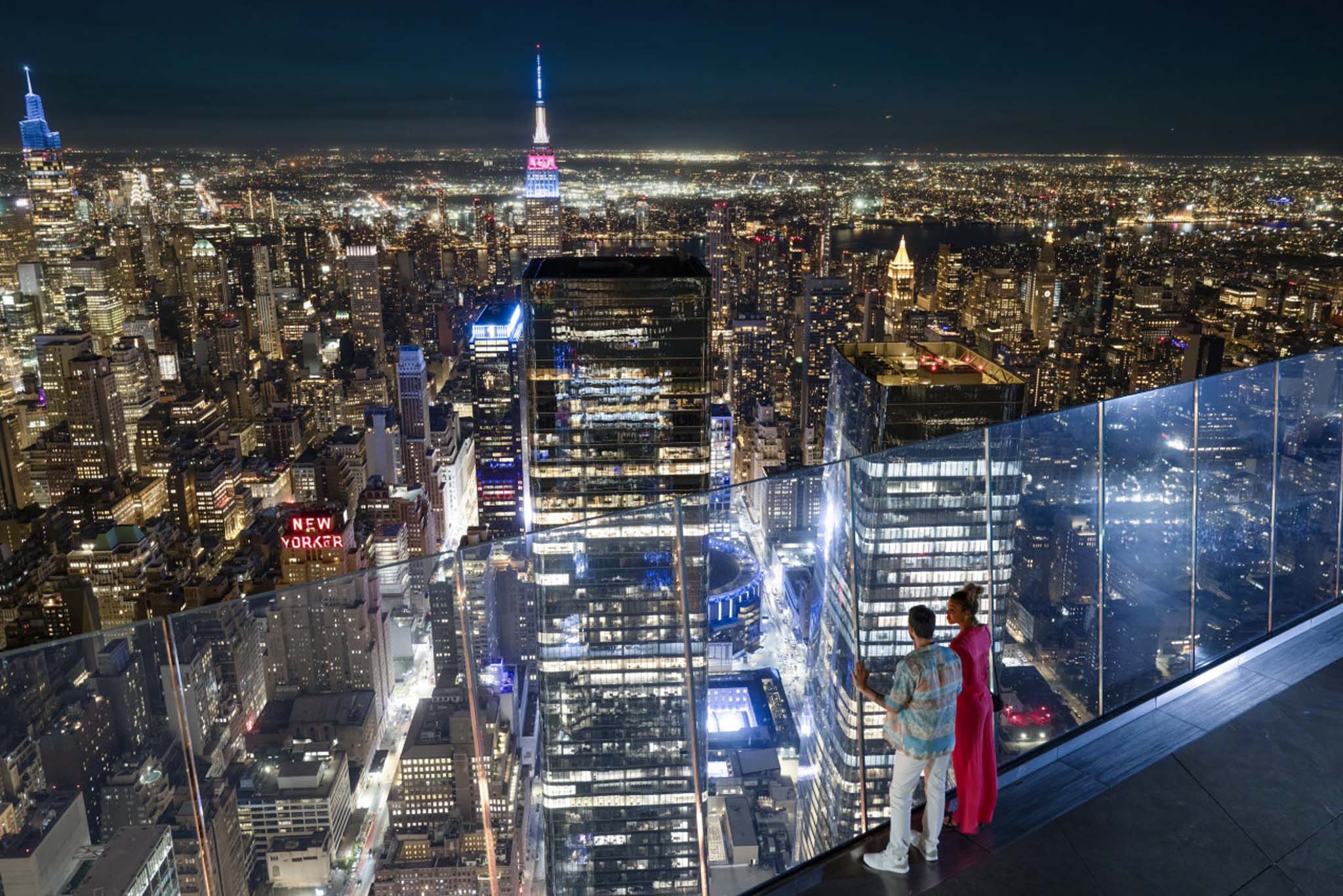 Edge NYC - Experimenta vistas impresionantes desde Edge en Hudson Yards, el mirador exterior más alto del hemisferio occidental. Ubicado 100 pisos sobre Manhattan, Edge ofrece panorámicas de la ciudad, un emocionante piso de vidrio y paredes de vidrio anguladas. Captura vistas sorprendentes de lugares icónicos como el Empire State Building y Central Park. Perfecto para buscadores de emociones y amantes de la ciudad por igual, Edge brinda una experiencia inolvidable en Nueva York. Visita para disfrutar de vistas y emociones incomparables. Edge NYC - Imagen 5 de 5