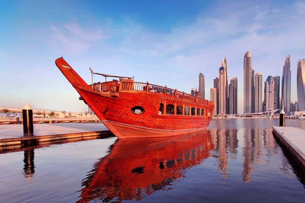 Marina Sightseeing Kreuzfahrt - Marina Sightseeing Tour ist der neue Teil von Dubai, berühmt für luxuriöse Fünf-Sterne-Hotels, funkelnde Wolkenkratzer, den gedrehten Turm bekannt als Cayan Tower. Wo Tradition auf Moderne trifft, bietet unsere Dubai Marina Sightseeing Tour die Möglichkeit, die Marina mit ihrer einzigartigen Geschichte und eleganten Architektur zu erkunden... diese Tour zeigt Dubai von seiner besten Seite. Marina Sightseeing Kreuzfahrt - Bild 1 von 5