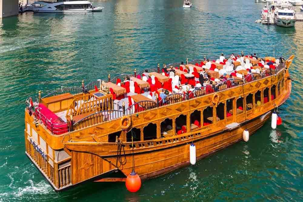 Marina Sightseeing Kreuzfahrt - Marina Sightseeing Tour ist der neue Teil von Dubai, berühmt für luxuriöse Fünf-Sterne-Hotels, funkelnde Wolkenkratzer, den gedrehten Turm bekannt als Cayan Tower. Wo Tradition auf Moderne trifft, bietet unsere Dubai Marina Sightseeing Tour die Möglichkeit, die Marina mit ihrer einzigartigen Geschichte und eleganten Architektur zu erkunden... diese Tour zeigt Dubai von seiner besten Seite. Marina Sightseeing Kreuzfahrt - Bild 2 von 5