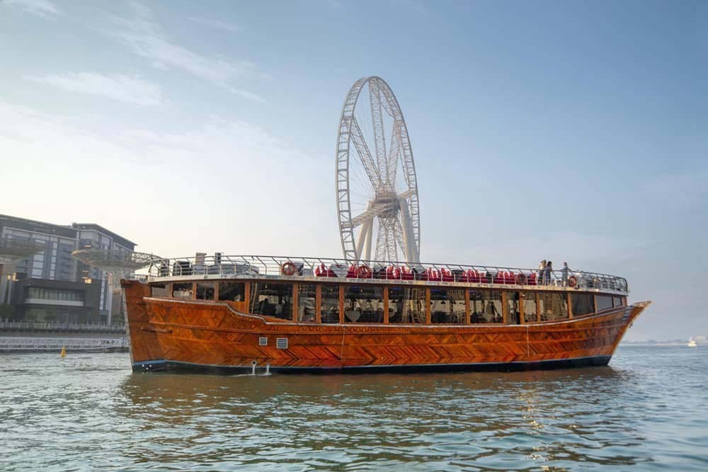 Marina Sightseeing Kreuzfahrt - Marina Sightseeing Tour ist der neue Teil von Dubai, berühmt für luxuriöse Fünf-Sterne-Hotels, funkelnde Wolkenkratzer, den gedrehten Turm bekannt als Cayan Tower. Wo Tradition auf Moderne trifft, bietet unsere Dubai Marina Sightseeing Tour die Möglichkeit, die Marina mit ihrer einzigartigen Geschichte und eleganten Architektur zu erkunden... diese Tour zeigt Dubai von seiner besten Seite. Marina Sightseeing Kreuzfahrt - Bild 3 von 5
