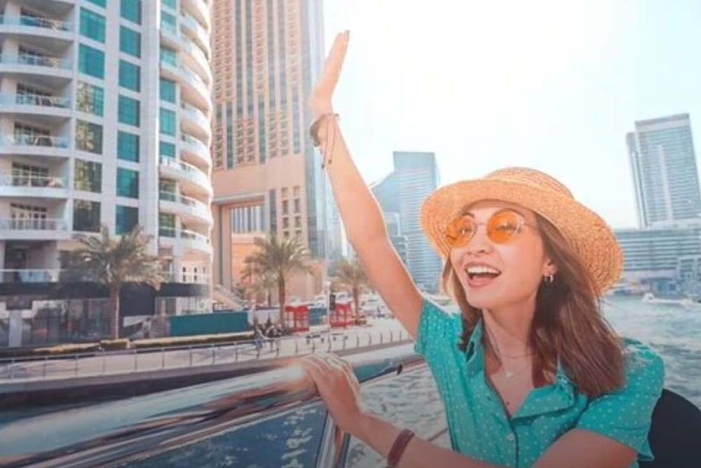 Marina Sightseeing Kreuzfahrt - Marina Sightseeing Tour ist der neue Teil von Dubai, berühmt für luxuriöse Fünf-Sterne-Hotels, funkelnde Wolkenkratzer, den gedrehten Turm bekannt als Cayan Tower. Wo Tradition auf Moderne trifft, bietet unsere Dubai Marina Sightseeing Tour die Möglichkeit, die Marina mit ihrer einzigartigen Geschichte und eleganten Architektur zu erkunden... diese Tour zeigt Dubai von seiner besten Seite. Marina Sightseeing Kreuzfahrt - Bild 4 von 5