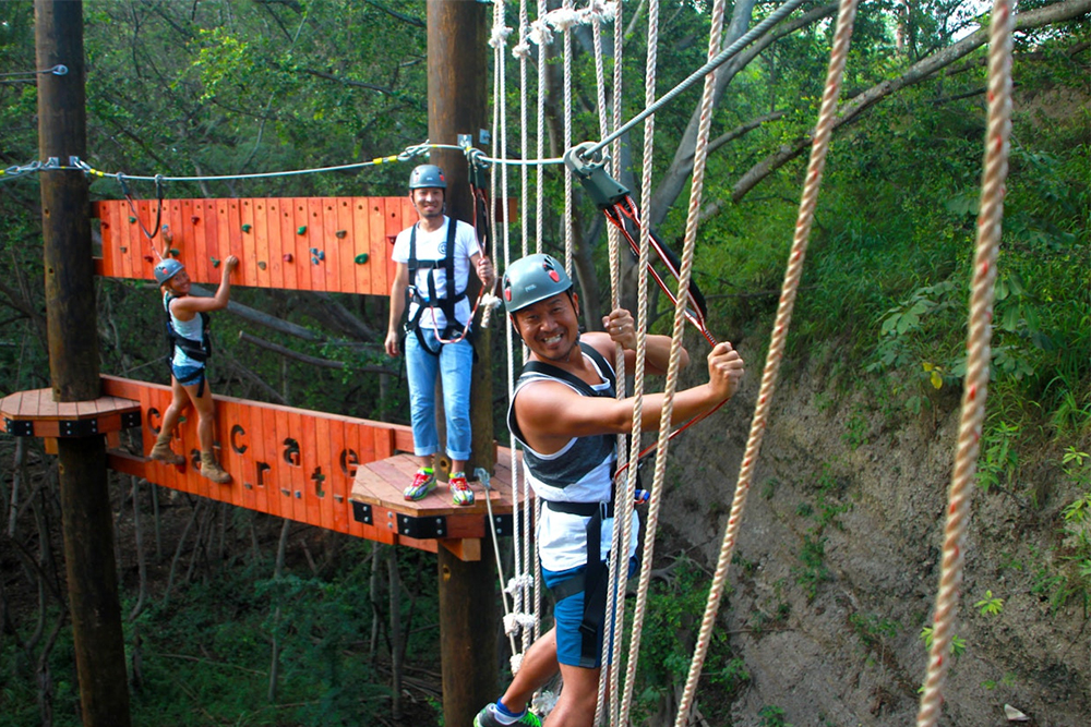 Coral Crater Abenteuerpark - Erleben Sie die Zipline-Tour im Coral Crater Abenteuerpark in Oahu, Hawaii. Sausen Sie durch 3 aufregende Ziplines, genießen Sie panoramische Dschungelausblicke und verlassen Sie sich auf erfahrene Guides für ein sicheres, unvergessliches Abenteuer. Coral Crater Abenteuerpark - Bild 1 von 5