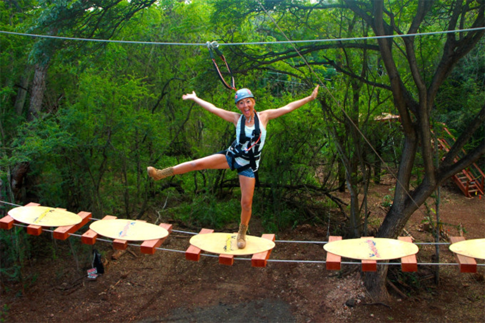 Coral Crater Abenteuerpark - Erleben Sie die Zipline-Tour im Coral Crater Abenteuerpark in Oahu, Hawaii. Sausen Sie durch 3 aufregende Ziplines, genießen Sie panoramische Dschungelausblicke und verlassen Sie sich auf erfahrene Guides für ein sicheres, unvergessliches Abenteuer. Coral Crater Abenteuerpark - Bild 2 von 5
