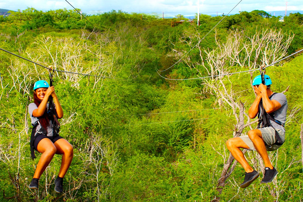 Coral Crater Abenteuerpark - Erleben Sie die Zipline-Tour im Coral Crater Abenteuerpark in Oahu, Hawaii. Sausen Sie durch 3 aufregende Ziplines, genießen Sie panoramische Dschungelausblicke und verlassen Sie sich auf erfahrene Guides für ein sicheres, unvergessliches Abenteuer. Coral Crater Abenteuerpark - Bild 4 von 5