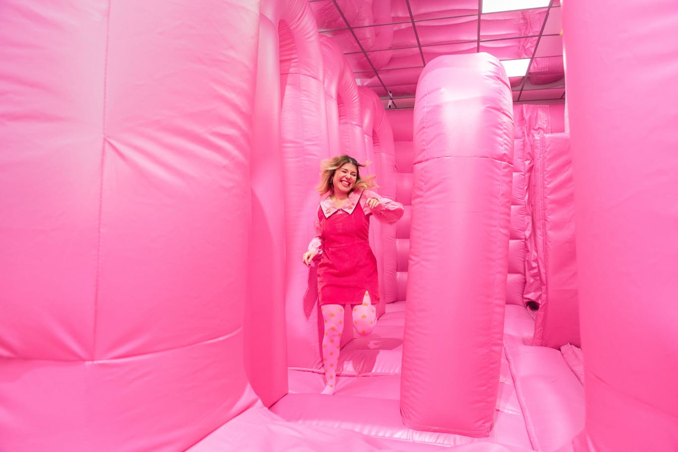 WONDR Experience Ticket in Amsterdam - Book WONDR Experience Amsterdam tickets and step into vibrant themed rooms, giant ball pits, karaoke booths, and marshmallow pools. Enjoy wheelchair-accessible spaces, photo booths with email sharing, nearby parking, and countless Instagrammable moments in this playful, adults-focused art playground. WONDR Experience Ticket in Amsterdam - Image 4 of 5