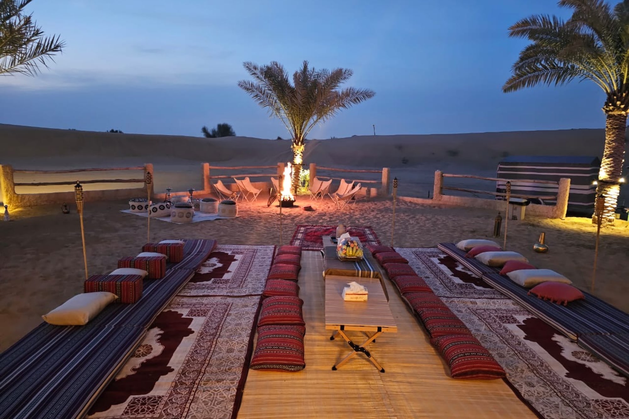 Übernachtung Wüstensafari Dubai - Nehmen Sie an unserer Abend- und Übernachtungs-Wüstensafari in Dubai für ein abenteuerreiches Erlebnis teil. Genießen Sie aufregendes Dünenfahren, ein köstliches Buffetabendessen, Live-Unterhaltung und einen Übernachtungsaufenthalt in einem klimatisierten Zimmer oder traditionellen Zelt. Erwachen Sie zu einem atemberaubenden Wüstensonnenaufgang mit Frühstück inklusive. Bequeme Abholung und Rückfahrt zu Ihrem Hotel. Übernachtung Wüstensafari Dubai - Bild 3 von 5