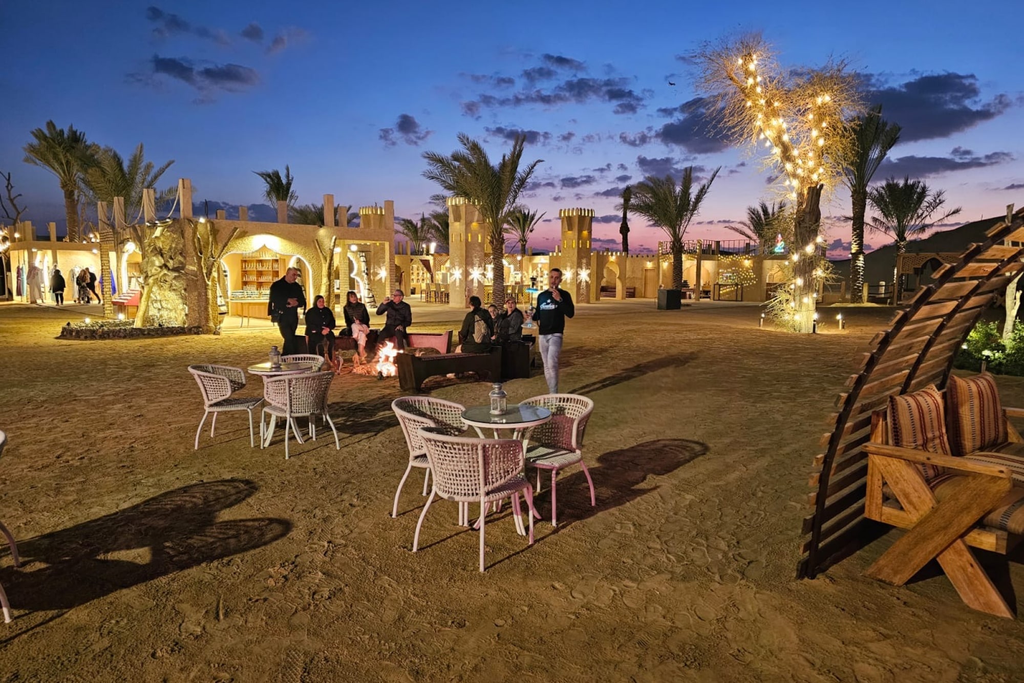 Übernachtung Wüstensafari Dubai - Nehmen Sie an unserer Abend- und Übernachtungs-Wüstensafari in Dubai für ein abenteuerreiches Erlebnis teil. Genießen Sie aufregendes Dünenfahren, ein köstliches Buffetabendessen, Live-Unterhaltung und einen Übernachtungsaufenthalt in einem klimatisierten Zimmer oder traditionellen Zelt. Erwachen Sie zu einem atemberaubenden Wüstensonnenaufgang mit Frühstück inklusive. Bequeme Abholung und Rückfahrt zu Ihrem Hotel. Übernachtung Wüstensafari Dubai - Bild 4 von 5