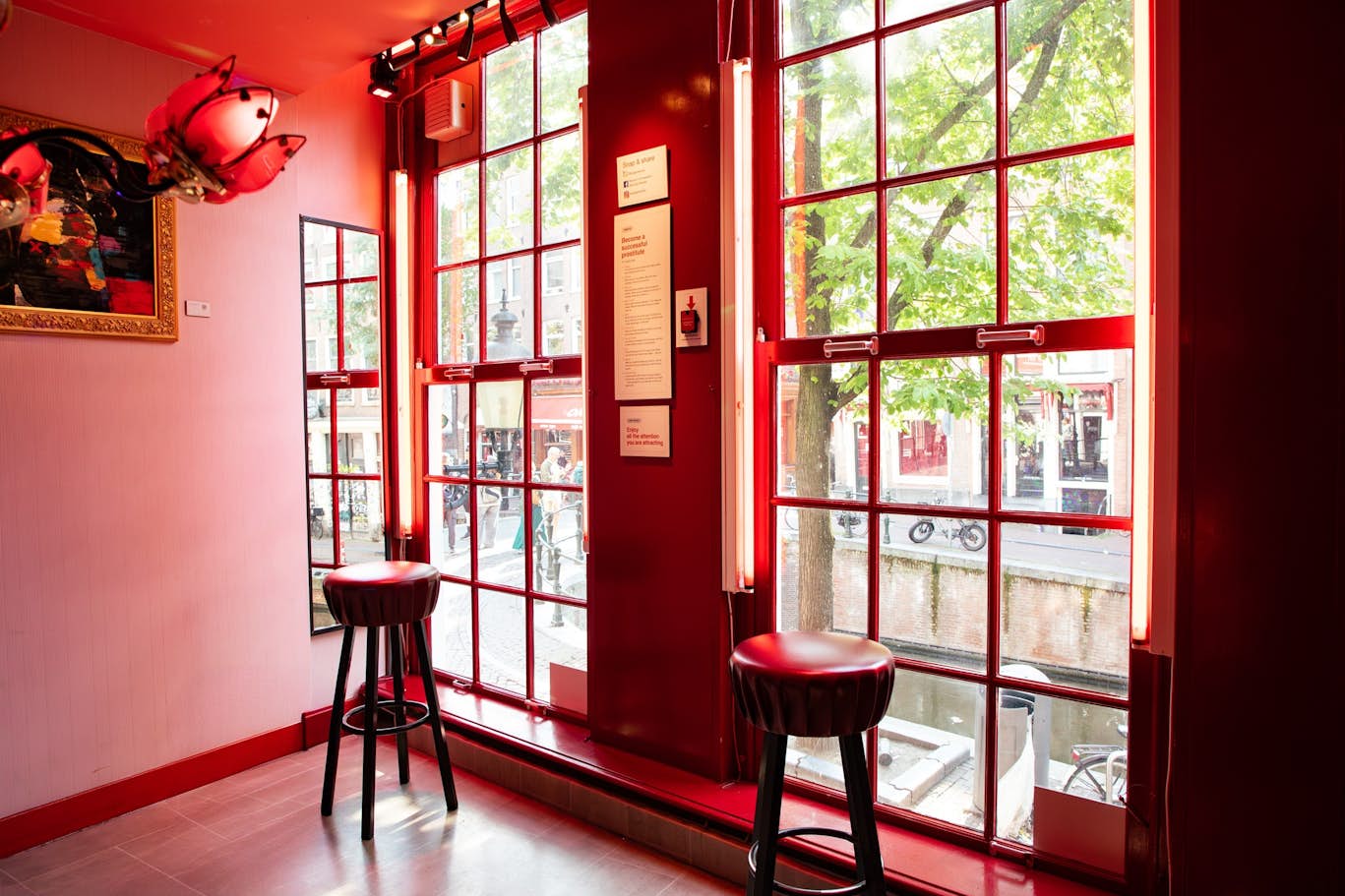 红灯区秘密博物馆 - Image 2 of 6