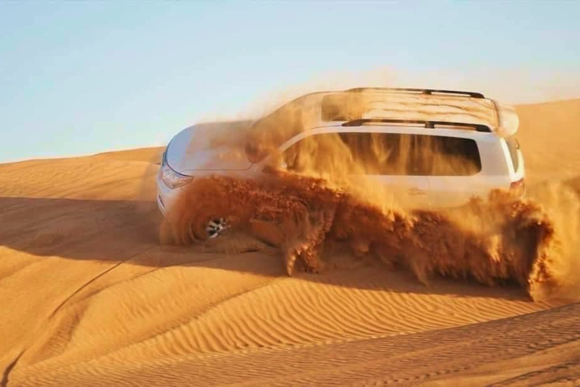 Übernachtung Wüstensafari Dubai - Nehmen Sie an unserer Abend- und Übernachtungs-Wüstensafari in Dubai für ein abenteuerreiches Erlebnis teil. Genießen Sie aufregendes Dünenfahren, ein köstliches Buffetabendessen, Live-Unterhaltung und einen Übernachtungsaufenthalt in einem klimatisierten Zimmer oder traditionellen Zelt. Erwachen Sie zu einem atemberaubenden Wüstensonnenaufgang mit Frühstück inklusive. Bequeme Abholung und Rückfahrt zu Ihrem Hotel. Übernachtung Wüstensafari Dubai - Bild 1 von 5