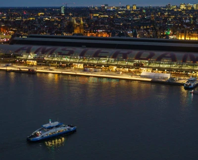 Billet pour le belvédère A'DAM - Visitez le Belvédère A’DAM à Amsterdam pour des vues panoramiques sur la ville, des installations accessibles en fauteuil roulant, des règles de sécurité strictes (pas d'animaux, pas d'objets dangereux, pas de nourriture extérieure), des paiements par carte uniquement et une visite audio gratuite via l'application Proche du Belvédère. Billet pour le belvédère A'DAM - Image 5 sur 5