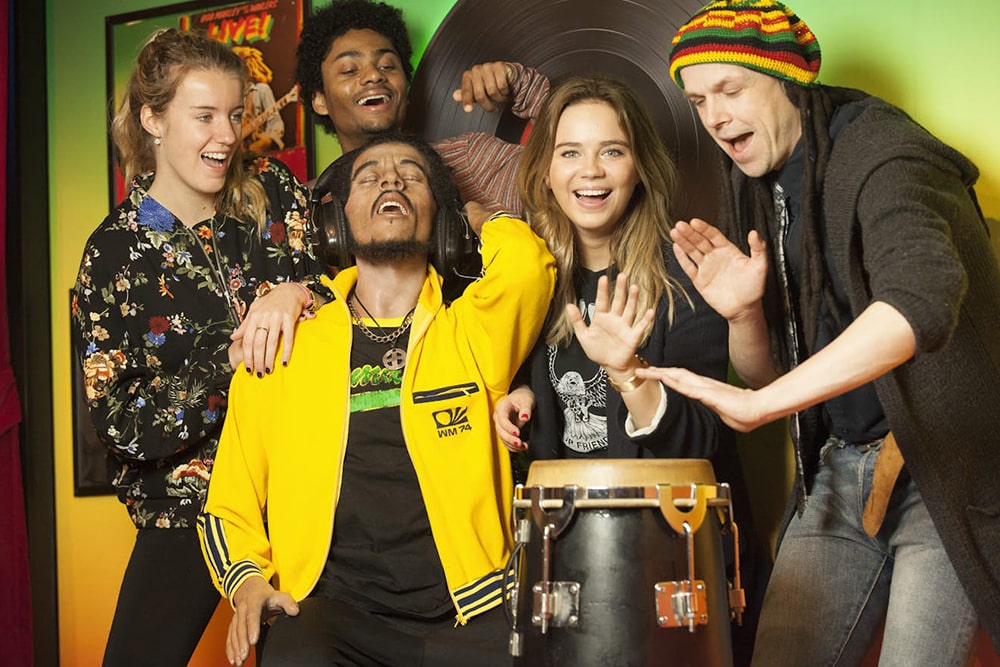 Madame Tussauds Amsterdam Ticket - Buchen Sie Madame Tussauds Amsterdam Tickets und treffen Sie lebensechte Wachsfiguren von A-Prominenten, Musikstars, Weltführern und der niederländischen Königsfamilie in einem unterhaltsamen, familienfreundlichen Museum am Dam-Platz. Überspringen Sie lange Warteschlangen, genießen Sie ein wetterunabhängiges Indoor-Erlebnis und machen Sie unvergessliche Selfies im Herzen von Amsterdam. Madame Tussauds Amsterdam Ticket - Bild 1 von 5