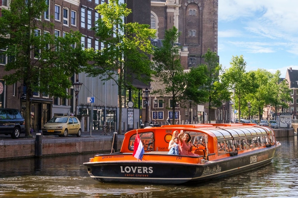 Amsterdam Canal Cruise Ticket - Enjoy a 1-hour Amsterdam canal cruise with departures every 15 minutes from 09:00–21:00 from Central Station. Relax on UNESCO-listed waterways and return about one hour after your chosen departure time. Amsterdam Canal Cruise Ticket - Image 1 of 5