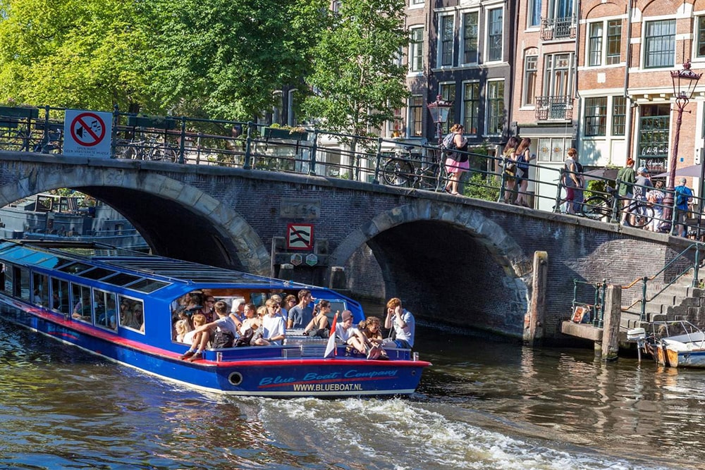 Amsterdam Canal Cruise Ticket - Enjoy a 1-hour Amsterdam canal cruise with departures every 15 minutes from 09:00–21:00 from Central Station. Relax on UNESCO-listed waterways and return about one hour after your chosen departure time. Amsterdam Canal Cruise Ticket - Image 4 of 5