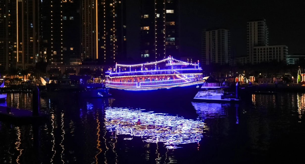 Dubai Wasserkanal Dinner Cruise - Genießen Sie eine 2-stündige Dubai Wasserkanal Dinner Cruise mit dem Dustaku Dhow von der Al Jaddaf Marina. Schlemmen Sie ein internationales Buffet, sehen Sie Tanura- und Bauchtanz, Marionettenshows und genießen Sie den Blick auf den Burj Khalifa. Familienfreundlicher Abend mit Willkommensgetränken und Softdrinks inklusive. Buchen Sie jetzt für eine authentische arabische Nacht! Dubai Wasserkanal Dinner Cruise - Bild 1 von 5