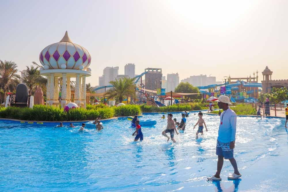 Parc aquatique Royaume des Perles - Sharjah - Réservez des billets pour le parc aquatique Royaume des Perles. Ce pays des merveilles aquatique offre des toboggans exaltants, des descentes en bouée, des toboggans rapides et une rivière paresseuse à juste titre nommée pour ravir tous les membres de la famille. Vivez un amusement et des sensations illimités avec vos amis et votre famille au parc aquatique Royaume des Perles situé rue Al Khalidia - Sharjah. Parc aquatique Royaume des Perles - Sharjah - Image 2 sur 5