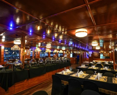 Dubai Wasserkanal Dinner Cruise - Genießen Sie eine 2-stündige Dubai Wasserkanal Dinner Cruise mit dem Dustaku Dhow von der Al Jaddaf Marina. Schlemmen Sie ein internationales Buffet, sehen Sie Tanura- und Bauchtanz, Marionettenshows und genießen Sie den Blick auf den Burj Khalifa. Familienfreundlicher Abend mit Willkommensgetränken und Softdrinks inklusive. Buchen Sie jetzt für eine authentische arabische Nacht! Dubai Wasserkanal Dinner Cruise - Bild 2 von 5