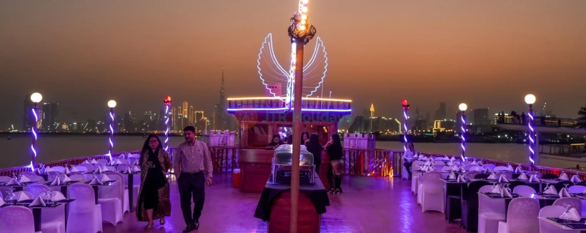 Dubai Wasserkanal Dinner Cruise - Genießen Sie eine 2-stündige Dubai Wasserkanal Dinner Cruise mit dem Dustaku Dhow von der Al Jaddaf Marina. Schlemmen Sie ein internationales Buffet, sehen Sie Tanura- und Bauchtanz, Marionettenshows und genießen Sie den Blick auf den Burj Khalifa. Familienfreundlicher Abend mit Willkommensgetränken und Softdrinks inklusive. Buchen Sie jetzt für eine authentische arabische Nacht! Dubai Wasserkanal Dinner Cruise - Bild 4 von 5