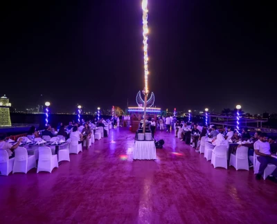 Dubai Wasserkanal Dinner Cruise - Genießen Sie eine 2-stündige Dubai Wasserkanal Dinner Cruise mit dem Dustaku Dhow von der Al Jaddaf Marina. Schlemmen Sie ein internationales Buffet, sehen Sie Tanura- und Bauchtanz, Marionettenshows und genießen Sie den Blick auf den Burj Khalifa. Familienfreundlicher Abend mit Willkommensgetränken und Softdrinks inklusive. Buchen Sie jetzt für eine authentische arabische Nacht! Dubai Wasserkanal Dinner Cruise - Bild 5 von 5