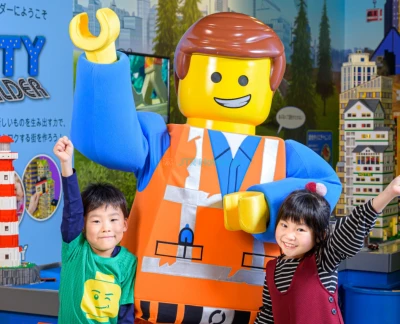 レゴランド・ディスカバリー・センター東京 チケット - お台場デックス東京ビーチで、家族で楽しめる2時間のレゴ体験を満喫。レゴで再現されたミニランド東京の名所や、雪や風の演出がある4Dシネマ、ニンジャゴ の忍者トレーニングを楽しめます。
大人の同伴が必要で、3歳未満は無料。屋内プレイグラウンドは10:00~18:00にオープン。東京でのレゴ体験にぴったりのアトラクションです。 レゴランド・ディスカバリー・センター東京 チケット - 画像 2 の 5