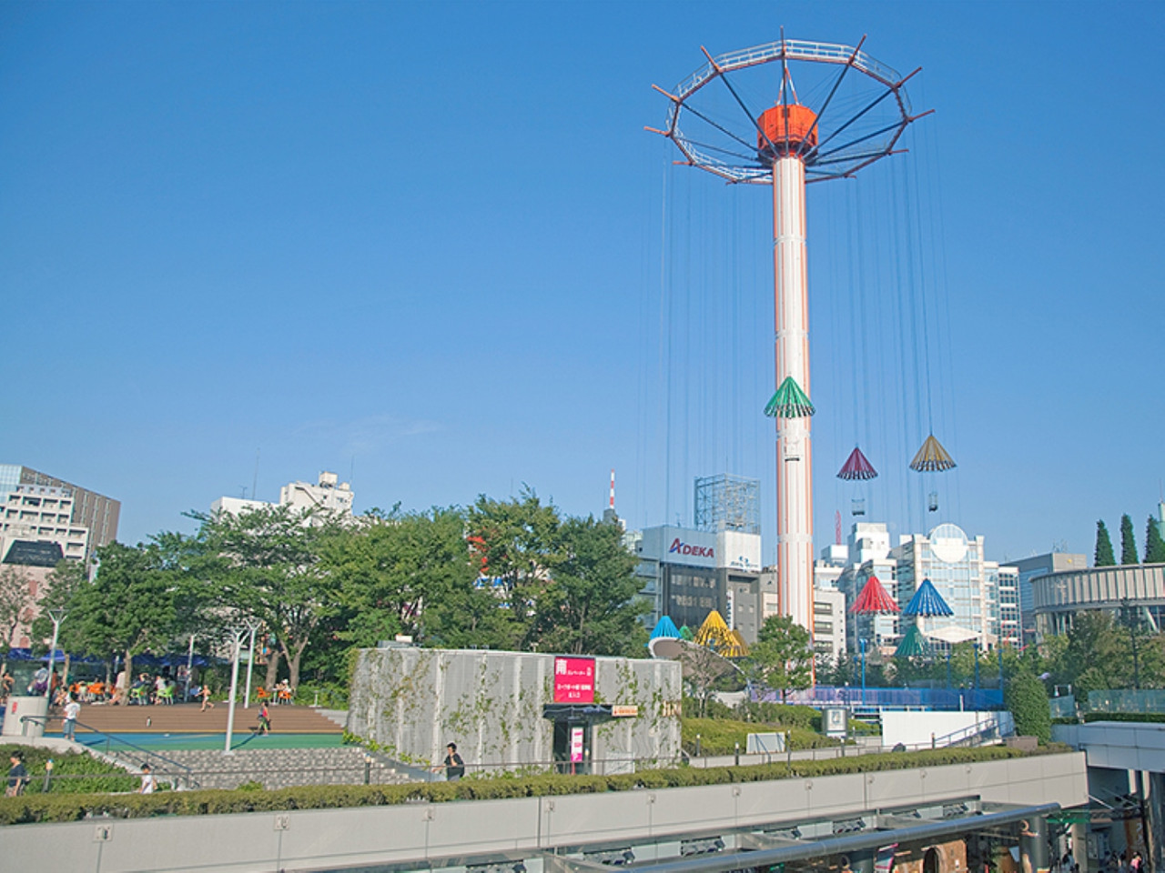 Tokyo Dome City Vergnügungspark - Erhalten Sie Tickets für die Tokyo Dome City Attraktionen mit 8 Stunden freiem Parkzugang. Fahren Sie mit dem Big O, dem zentrumsfreien Riesenrad (Karaoke-Gondeln) & der Thunder Dolphin Achterbahn mit 130 km/h. Wählen Sie Attraktionen – gültig nur für nicht-japanische Staatsbürger. Geöffnet 10:00–20:00 Uhr; Kinder ab 3 Jahren benötigen Erwachsenentickets. Nervenkitzel in Tokio! Tokyo Dome City Vergnügungspark - Bild 4 von 5