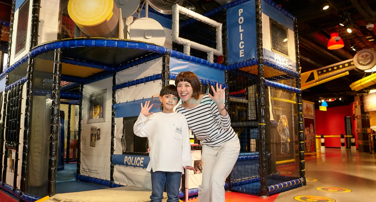 LEGOLAND Discovery Centre Osaka Ticket - Buchen Sie LEGOLAND Discovery Centre Osaka Tickets für 2 Stunden LEGO-Spaß. Entdecken Sie Miniland Osaka Wahrzeichen, 4D-Kino mit Regen/Wind/Schnee, Ninjago-Training, Fabrikbesichtigung. Erwachsene müssen Kinder begleiten (unter 3 Jahre frei), Indoor-Familien-Spielplatz geöffnet von 10:00 bis 18:00 Uhr. Essentielle Osaka LEGO Attraktion! LEGOLAND Discovery Centre Osaka Ticket - Bild 1 von 5