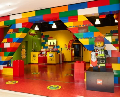 LEGOLAND Discovery Centre Osaka Ticket - Buchen Sie LEGOLAND Discovery Centre Osaka Tickets für 2 Stunden LEGO-Spaß. Entdecken Sie Miniland Osaka Wahrzeichen, 4D-Kino mit Regen/Wind/Schnee, Ninjago-Training, Fabrikbesichtigung. Erwachsene müssen Kinder begleiten (unter 3 Jahre frei), Indoor-Familien-Spielplatz geöffnet von 10:00 bis 18:00 Uhr. Essentielle Osaka LEGO Attraktion! LEGOLAND Discovery Centre Osaka Ticket - Bild 2 von 5