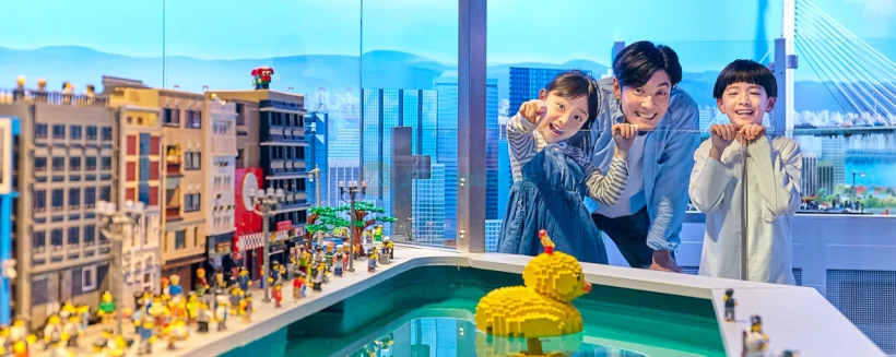 LEGOLAND Discovery Centre Osaka Ticket - Buchen Sie LEGOLAND Discovery Centre Osaka Tickets für 2 Stunden LEGO-Spaß. Entdecken Sie Miniland Osaka Wahrzeichen, 4D-Kino mit Regen/Wind/Schnee, Ninjago-Training, Fabrikbesichtigung. Erwachsene müssen Kinder begleiten (unter 3 Jahre frei), Indoor-Familien-Spielplatz geöffnet von 10:00 bis 18:00 Uhr. Essentielle Osaka LEGO Attraktion! LEGOLAND Discovery Centre Osaka Ticket - Bild 3 von 5