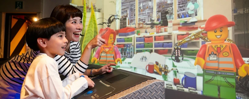 LEGOLAND Discovery Centre Osaka Ticket - Buchen Sie LEGOLAND Discovery Centre Osaka Tickets für 2 Stunden LEGO-Spaß. Entdecken Sie Miniland Osaka Wahrzeichen, 4D-Kino mit Regen/Wind/Schnee, Ninjago-Training, Fabrikbesichtigung. Erwachsene müssen Kinder begleiten (unter 3 Jahre frei), Indoor-Familien-Spielplatz geöffnet von 10:00 bis 18:00 Uhr. Essentielle Osaka LEGO Attraktion! LEGOLAND Discovery Centre Osaka Ticket - Bild 4 von 5