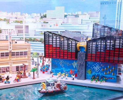 LEGOLAND Discovery Centre Osaka Ticket - Buchen Sie LEGOLAND Discovery Centre Osaka Tickets für 2 Stunden LEGO-Spaß. Entdecken Sie Miniland Osaka Wahrzeichen, 4D-Kino mit Regen/Wind/Schnee, Ninjago-Training, Fabrikbesichtigung. Erwachsene müssen Kinder begleiten (unter 3 Jahre frei), Indoor-Familien-Spielplatz geöffnet von 10:00 bis 18:00 Uhr. Essentielle Osaka LEGO Attraktion! LEGOLAND Discovery Centre Osaka Ticket - Bild 5 von 5