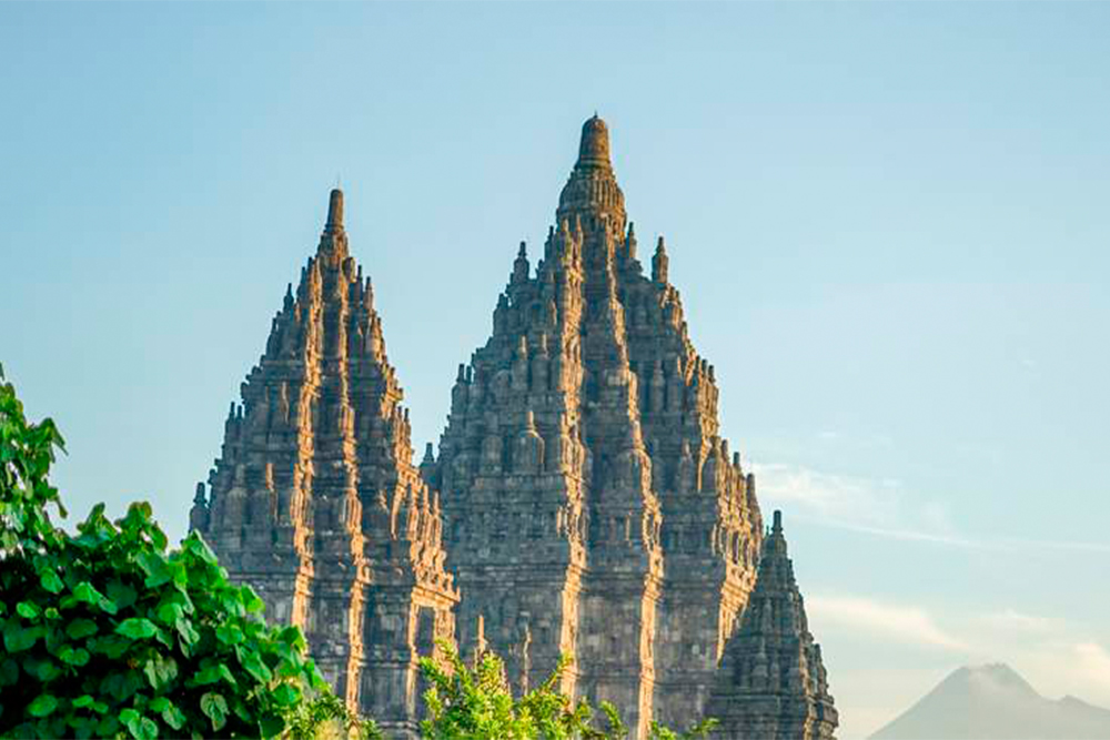 Prambanan Temple Ticket - Explore Prambanan Temple, Yogyakarta’s 9th-century UNESCO World Heritage site. Discover towering Hindu temples, intricate bas-reliefs of Ramayana and Bhagavata Purana, and beautiful gardens. Family-friendly and wheelchair-accessible. Prambanan Temple Ticket - Image 4 of 5