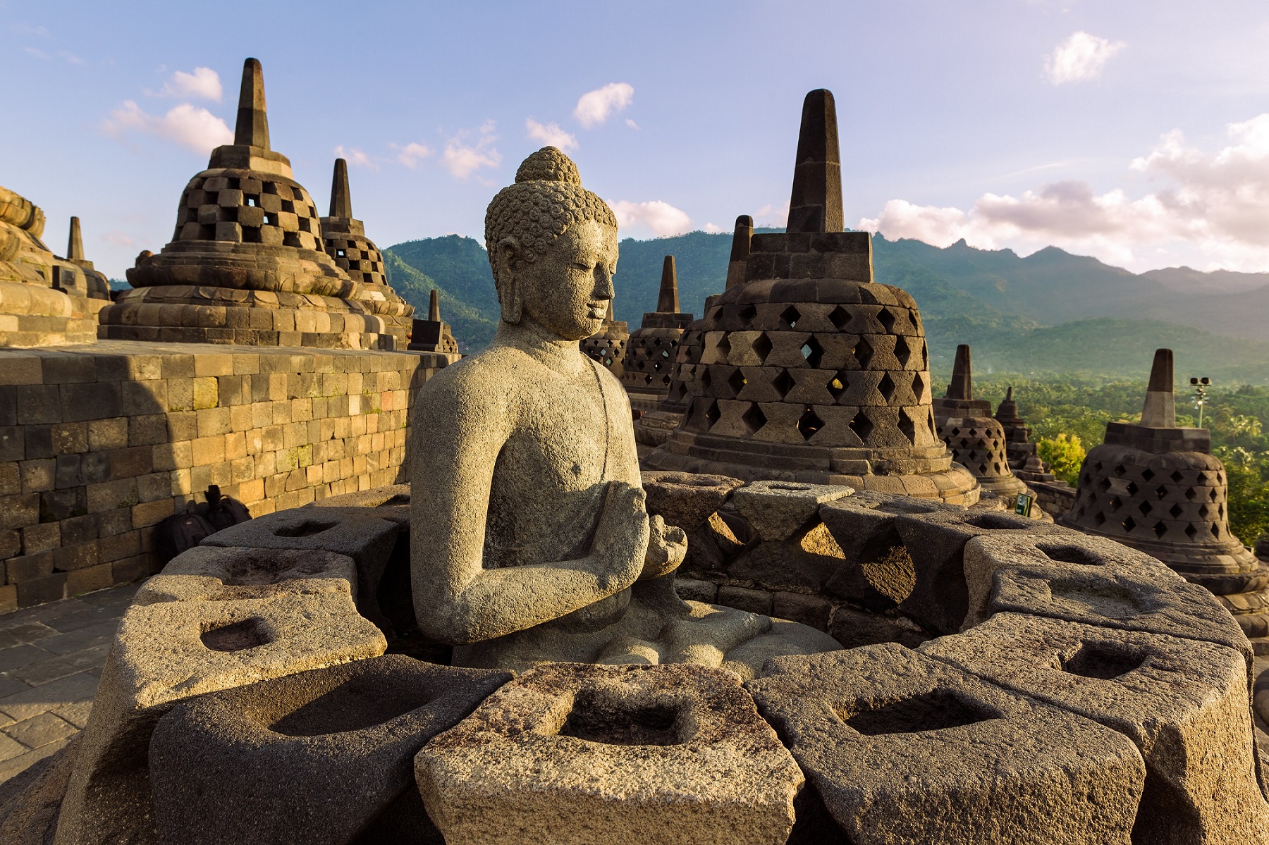 ボロブドゥール寺院(インドネシア身分証保持者向け) - サイレンドラ朝が建立した世界最大の仏教遺跡、ジョグジャカルタのボロブドゥール寺院を探索。頂上への入場は含まれませんが、中庭への入場、古代のレリーフ鑑賞、心に残る文化体験をお楽しみいただけます。 ボロブドゥール寺院(インドネシア身分証保持者向け) - 画像 2 の 5