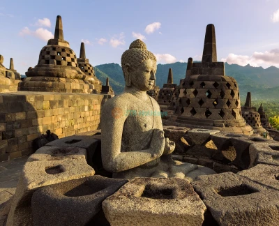 Borobudur-Tempel für indonesische Ausweisinhaber - Entdecken Sie den Borobudur-Tempel in Yogyakarta, das weltweit größte buddhistische Monument, erbaut von der Sailendra-Dynastie. Genießen Sie den Zugang zum Innenhof, antike Reliefs und eine bedeutungsvolle kulturelle Erfahrung ohne Aufstieg zum Gipfel. Borobudur-Tempel für indonesische Ausweisinhaber - Bild 2 von 5