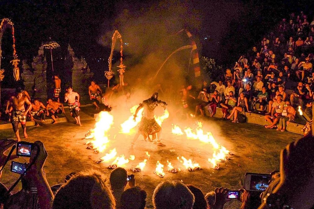 乌鲁瓦图凯查舞与火舞表演 - 图片 2 的 5