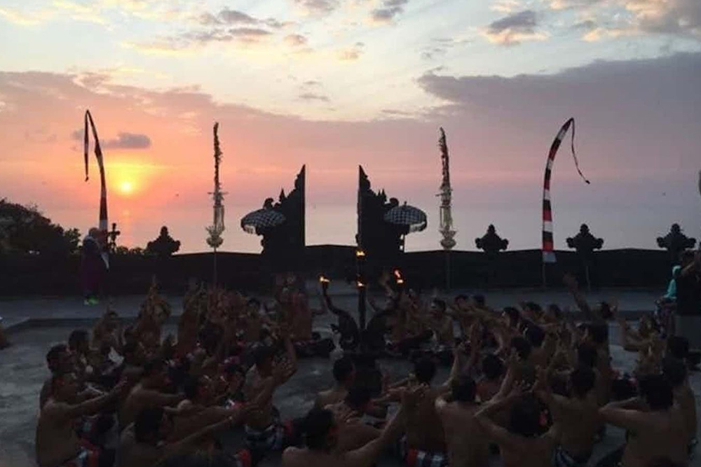 乌鲁瓦图凯查舞与火舞表演 - Image 6 of 6