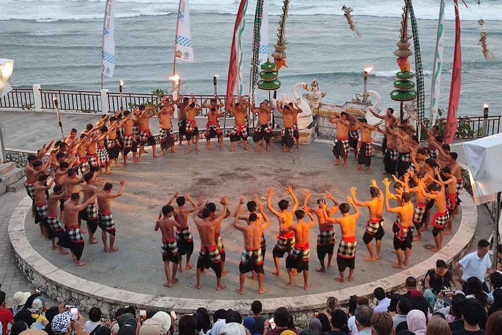 Spectacle de danse Kecak à la plage de Melasti - Image 2 sur 5