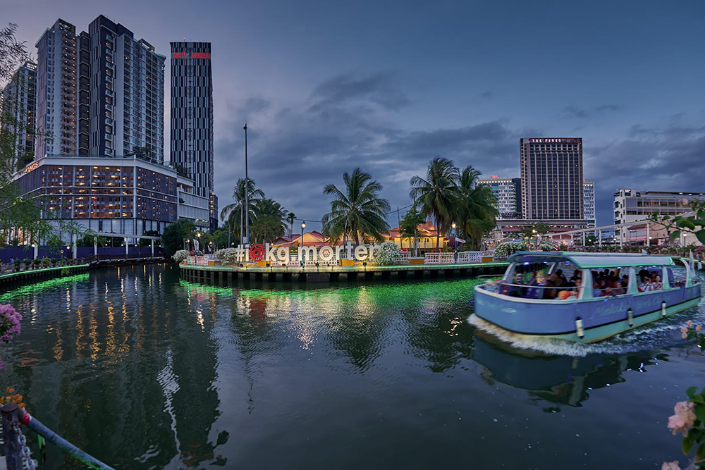 Melaka River Cruise - Explore Melaka’s rich history on the Melaka River Cruise. Enjoy scenic views of iconic bridges, colorful murals, and historic landmarks. A must-do attraction for local and international tourists visiting Melaka. Melaka River Cruise - Image 1 of 5