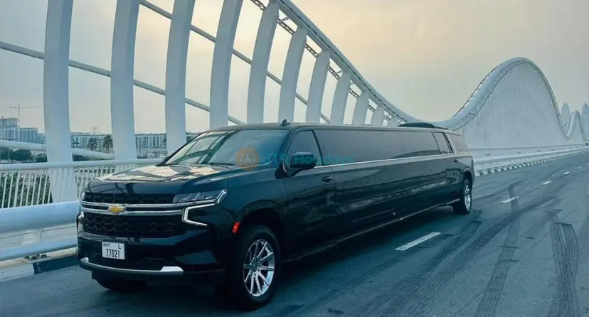 Limousine Chevrolet Suburban Kohinoor Noir 2024 (20 personnes) - Image 1 of 6