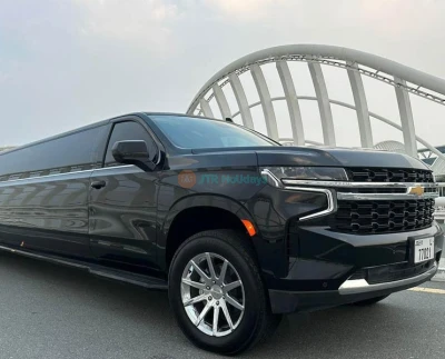 Limousine Chevrolet Suburban Kohinoor Noir 2024 (20 personnes) - Découvrez Dubaï en luxe avec le tour en limousine de JTR Vacances ! Profitez des meilleures offres de balades en limousine à des prix imbattables. Découvrez les locations de limousine à Dubaï avec nous Limousine Chevrolet Suburban Kohinoor Noir 2024 (20 personnes) - Image 2 sur 5