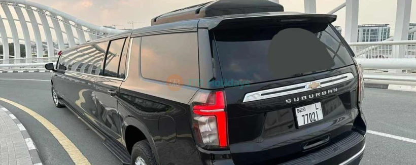 Limousine Chevrolet Suburban Kohinoor Noir 2024 (20 personnes) - Découvrez Dubaï en luxe avec le tour en limousine de JTR Vacances ! Profitez des meilleures offres de balades en limousine à des prix imbattables. Découvrez les locations de limousine à Dubaï avec nous Limousine Chevrolet Suburban Kohinoor Noir 2024 (20 personnes) - Image 4 sur 5