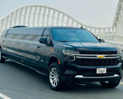 Limousine Chevrolet Suburban Kohinoor Noir 2024 (20 personnes) - Découvrez Dubaï en luxe avec le tour en limousine de JTR Vacances ! Profitez des meilleures offres de balades en limousine à des prix imbattables. Découvrez les locations de limousine à Dubaï avec nous Limousine Chevrolet Suburban Kohinoor Noir 2024 (20 personnes) - Image 5 sur 5