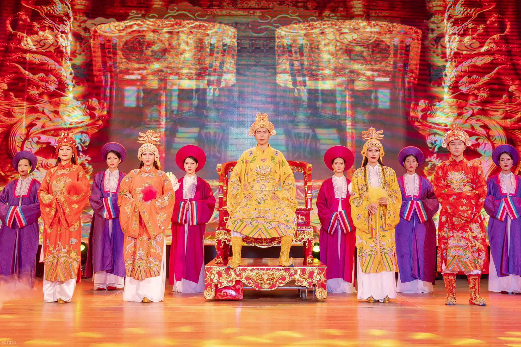 岘港奥黛秀门票 - 观看岘港奥黛表演,重温阮朝宫廷文化,欣赏皇家服饰、民间舞蹈、武术,以及19:45举行的60分钟表演。 岘港奥黛秀门票 - 图片 1 的 5
