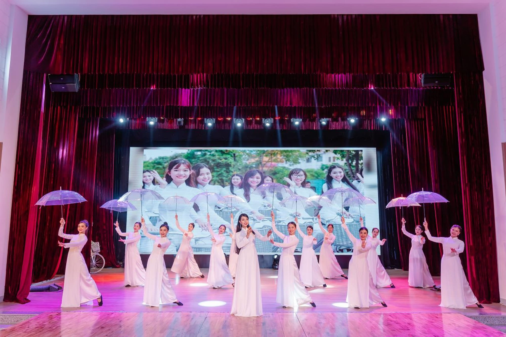 Ao Dai Show Ticket in Da Nang - Watch the Ao Dai Show in Da Nang and relive Nguyen Dynasty court culture with royal costumes, folk dance, martial arts, and a 60‑minute show at 19:45. Ao Dai Show Ticket in Da Nang - Image 3 of 5