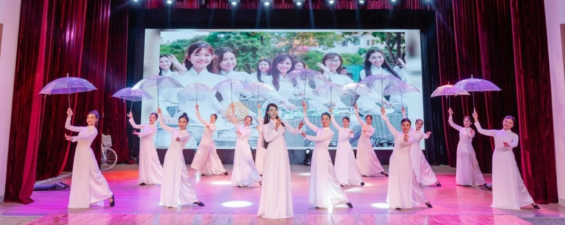 Ao Dai Show Ticket in Da Nang - Watch the Ao Dai Show in Da Nang and relive Nguyen Dynasty court culture with royal costumes, folk dance, martial arts, and a 60‑minute show at 19:45. Ao Dai Show Ticket in Da Nang - Image 3 of 5