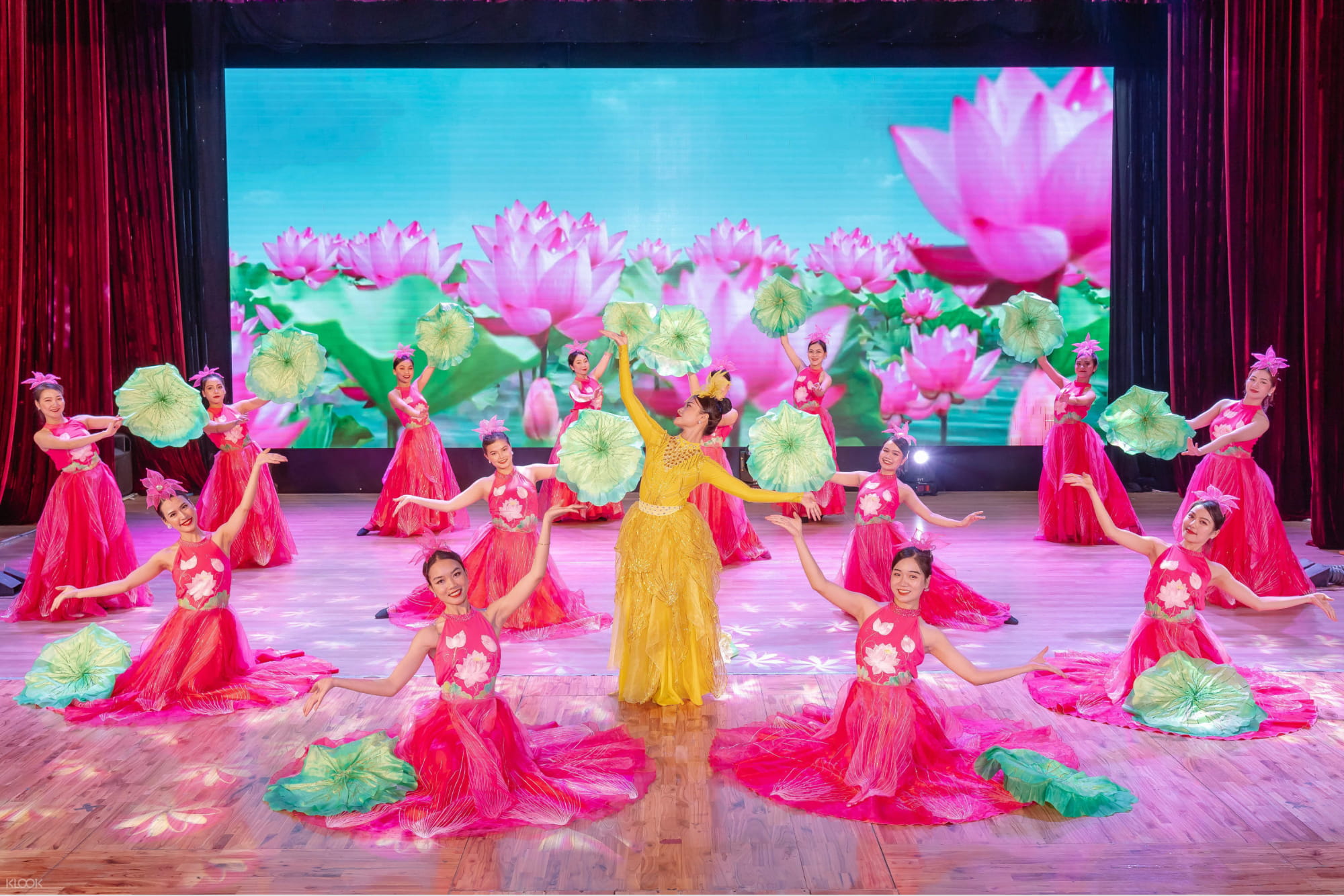 Ao Dai Show Ticket in Da Nang - Watch the Ao Dai Show in Da Nang and relive Nguyen Dynasty court culture with royal costumes, folk dance, martial arts, and a 60‑minute show at 19:45. Ao Dai Show Ticket in Da Nang - Image 4 of 5