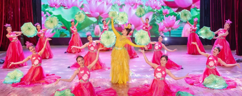 Ao Dai Show Ticket in Da Nang - Watch the Ao Dai Show in Da Nang and relive Nguyen Dynasty court culture with royal costumes, folk dance, martial arts, and a 60‑minute show at 19:45. Ao Dai Show Ticket in Da Nang - Image 4 of 5