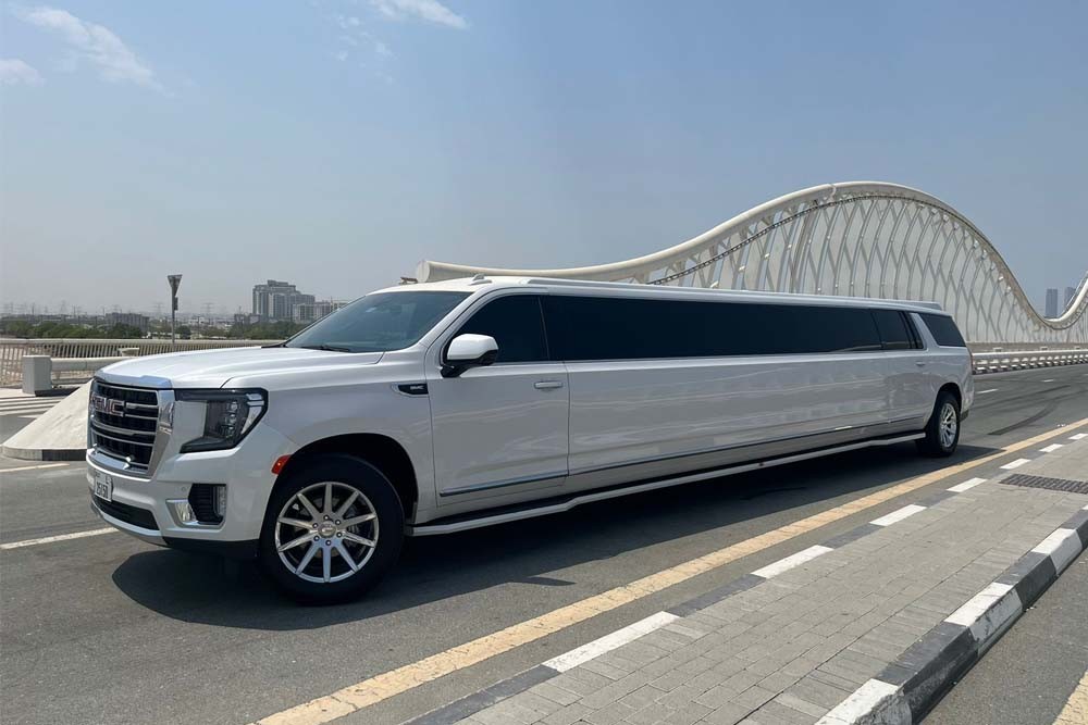 ジーエムシー・ユーコン リムジン乗車体験 ドバイ(18名) - リムジン乗車体験でドバイを思い出に残る旅に。ドバイの専属ドライバーサービス。ドバイを巡る方法はいくつもありますが、世界で最も有名な都市を贅沢に移動して楽しむことに勝るものはありません。多数の高級リムジンからお選びいただき、黄金の街で観光をお楽しみください。 ジーエムシー・ユーコン リムジン乗車体験 ドバイ(18名) - 画像 1 の 5