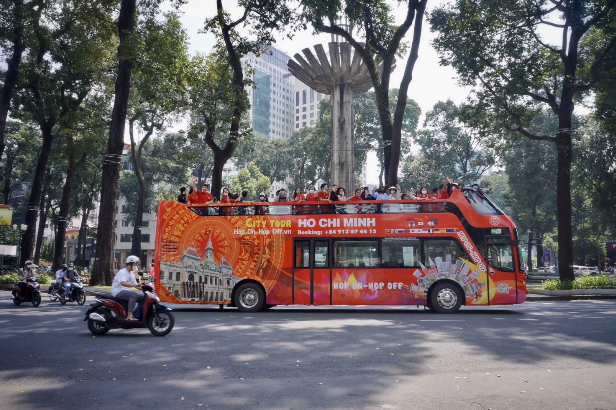 Tour en autobús turístico Hop-on Hop-off de City Sightseeing en Ho Chi Minh - Explore la Ciudad de Ho Chi Minh a su propio ritmo con un tour flexible en autobús Hop-On Hop-Off. Disfrute de los principales puntos de interés, viajes ilimitados y comentario de audio multilingüe. Tour en autobús turístico Hop-on Hop-off de City Sightseeing en Ho Chi Minh - Imagen 2 de 5
