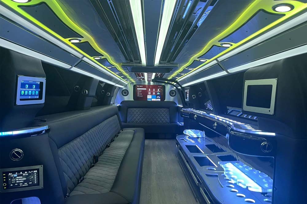 GMC Yukon Limousinenfahrt Dubai (18 Personen) - Image 8 of 8