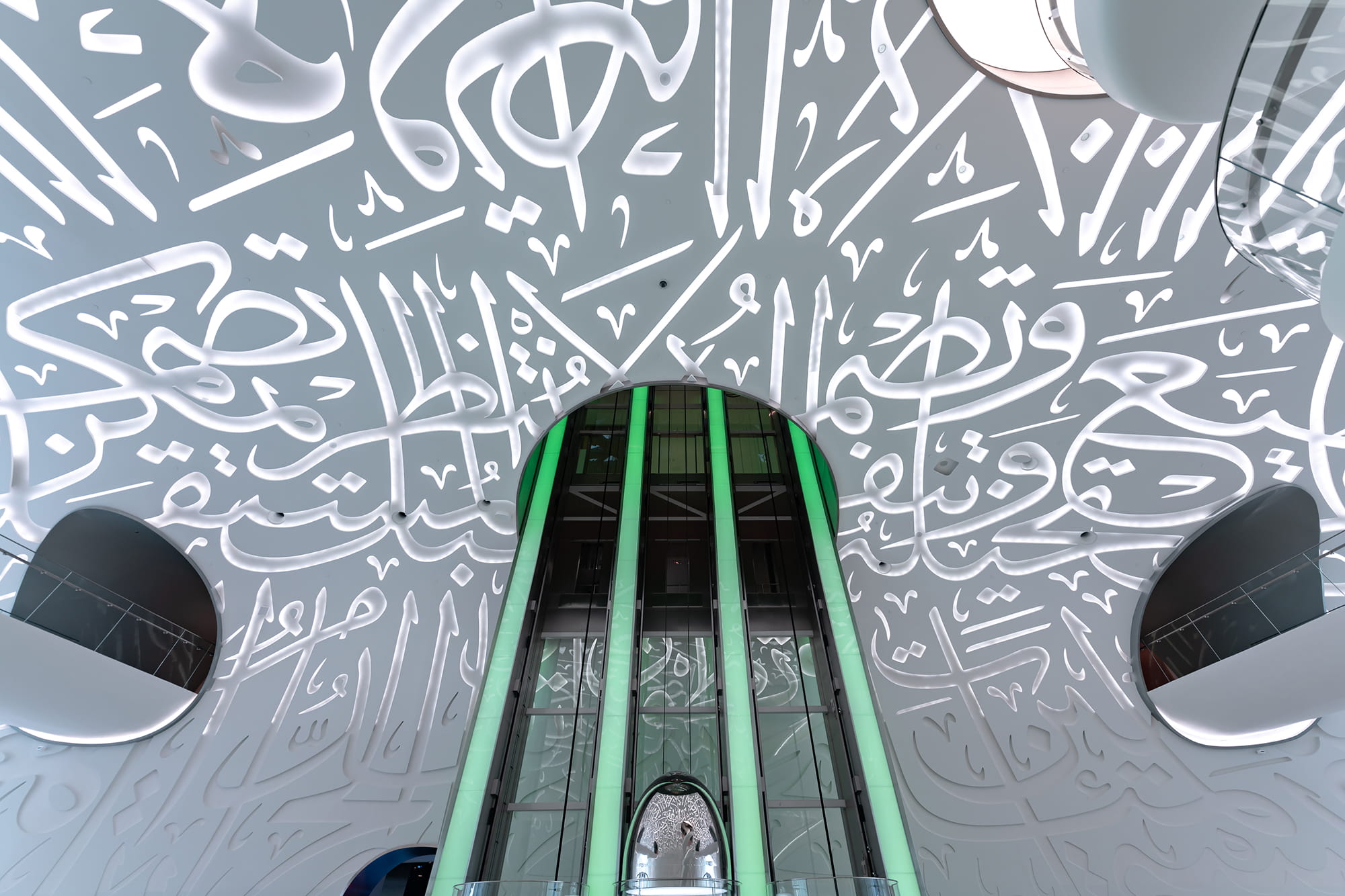 Museum Of The Future Dubai - Il Museum of the Future è il primo museo nel suo genere. Costruito per trasformare la percezione stessa del futuro come lo conosciamo, la struttura unica è diventata la casa di diversi ambienti futuristici immersivi che mirano a posizionare i visitatori in una versione del futuro che dà potere. Attraverso temi distintivi, evoca un mondo che pensavamo di poter sperimentare solo tra 50 anni. Museum Of The Future Dubai - Immagine 3 di 5